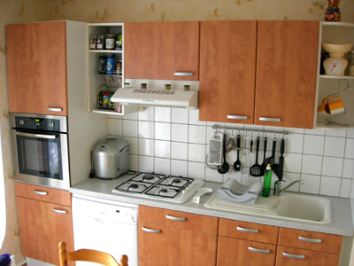 Cuisine quipe et intgre rcente avec une porte-fentre double-vitrage