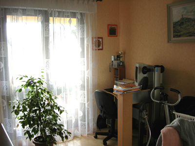 Chambre contenant un grand placard coulissant - revtement parquet