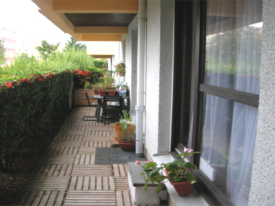 Terrasse entourant l'appartement sur 30 m de caillebottis